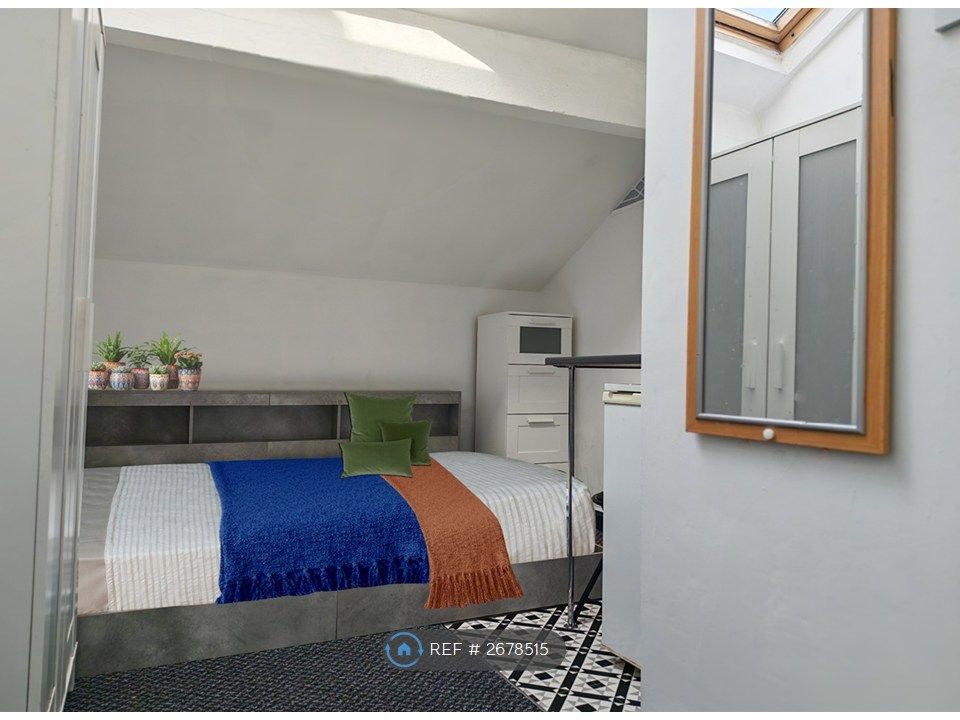 Property photo 2 of 15 Bedroom