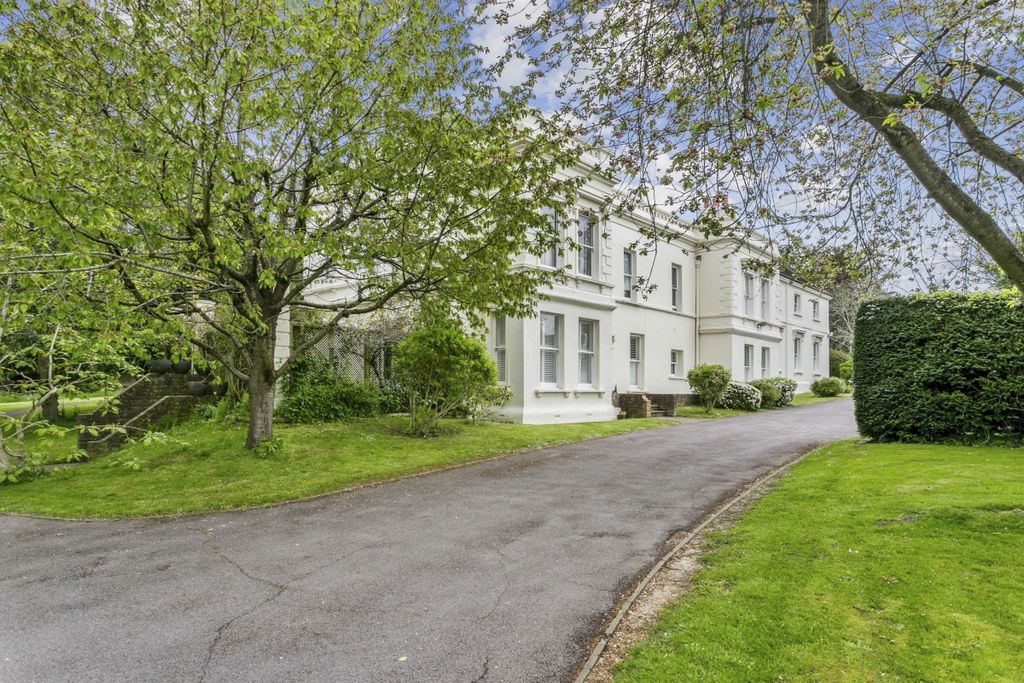 Property photo 2 of 16 69871 4 Wexham Lo...