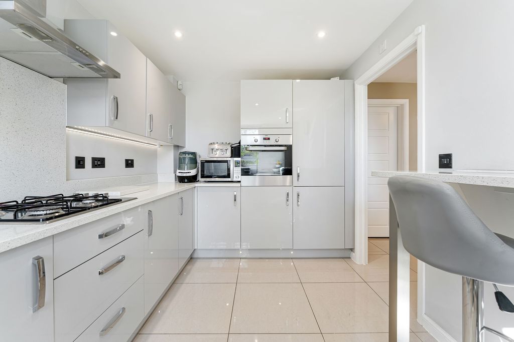 Property photo 2 of 31