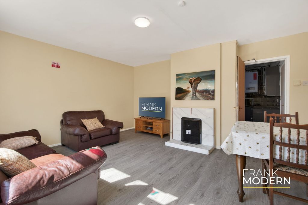 Property photo 2 of 33 Living Room