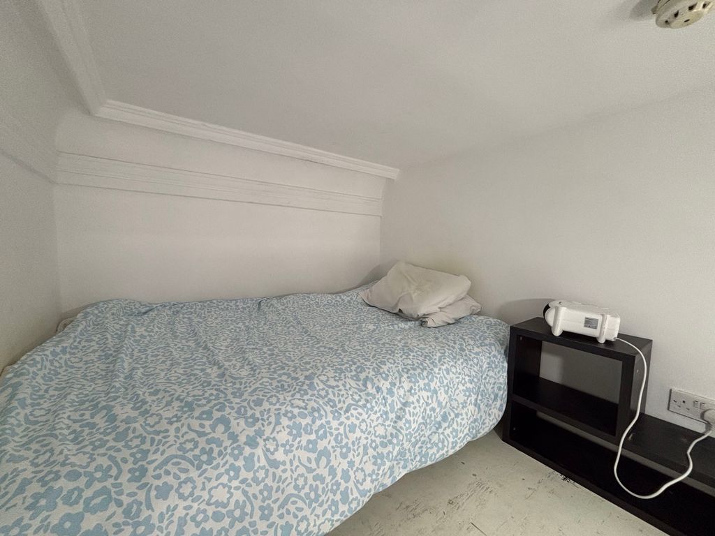 Property photo 3 of 8 Photo 8