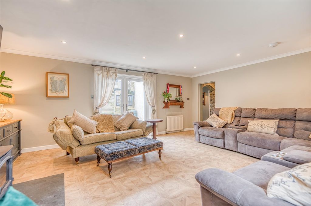 Property photo 3 of 48 Lounge