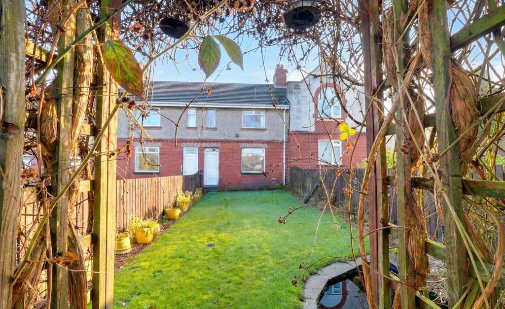 Property photo 3 of 12 Garden 2