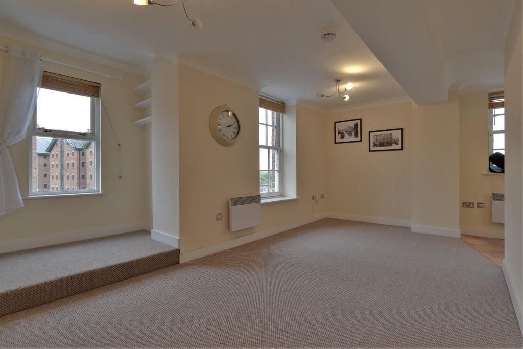 Property photo 2 of 10 Living Room