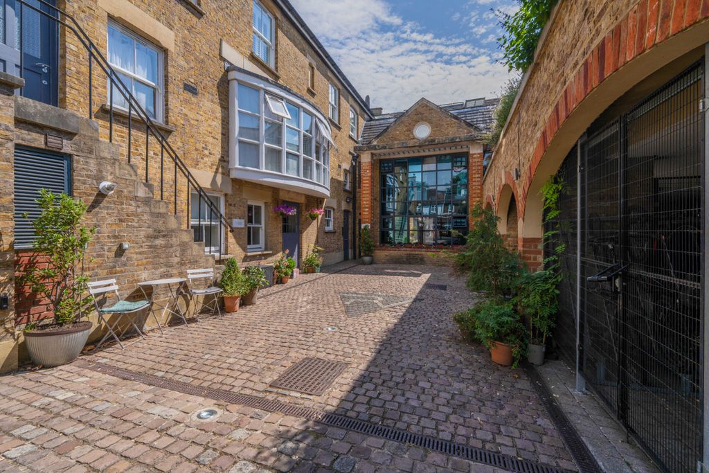 Property photo 1 of 16 7 Kingsley Court Tw12_7