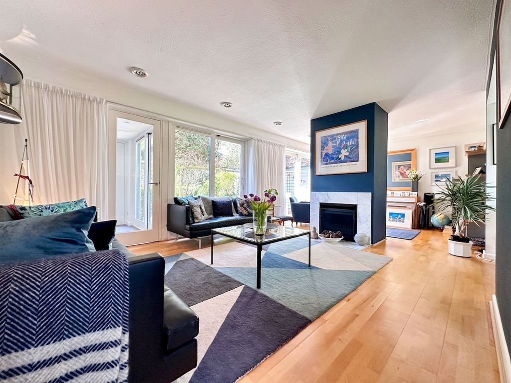 Property photo 3 of 24 Lounge