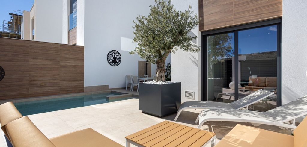 Property photo 1 of 42