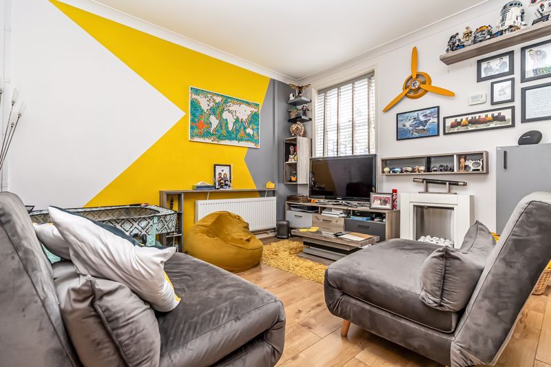 Property photo 3 of 12 .