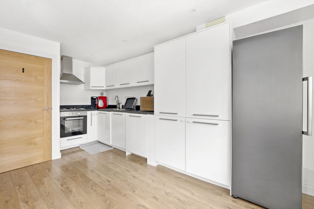 Property photo 3 of 11 Kitchen