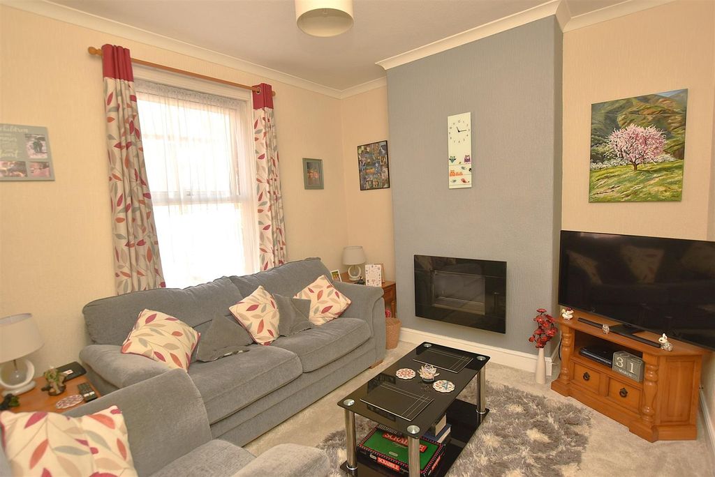 Property photo 2 of 16 Lounge