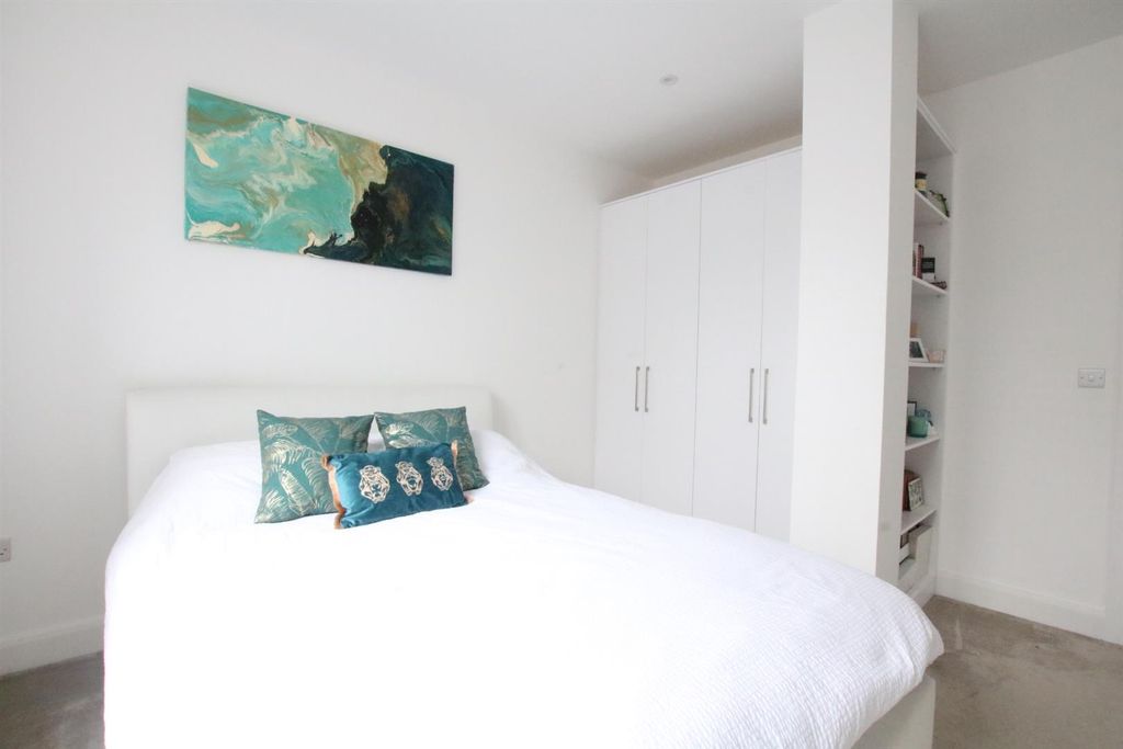 Property photo 3 of 8 Main Bedroom 2