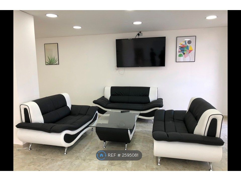 Property photo 2 of 18 Main Entrance Reception