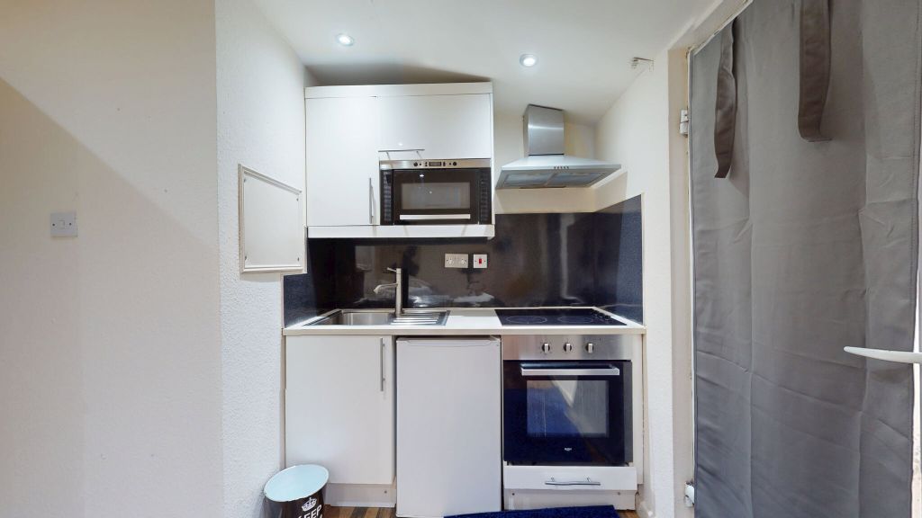 Property photo 2 of 9 Kitchen