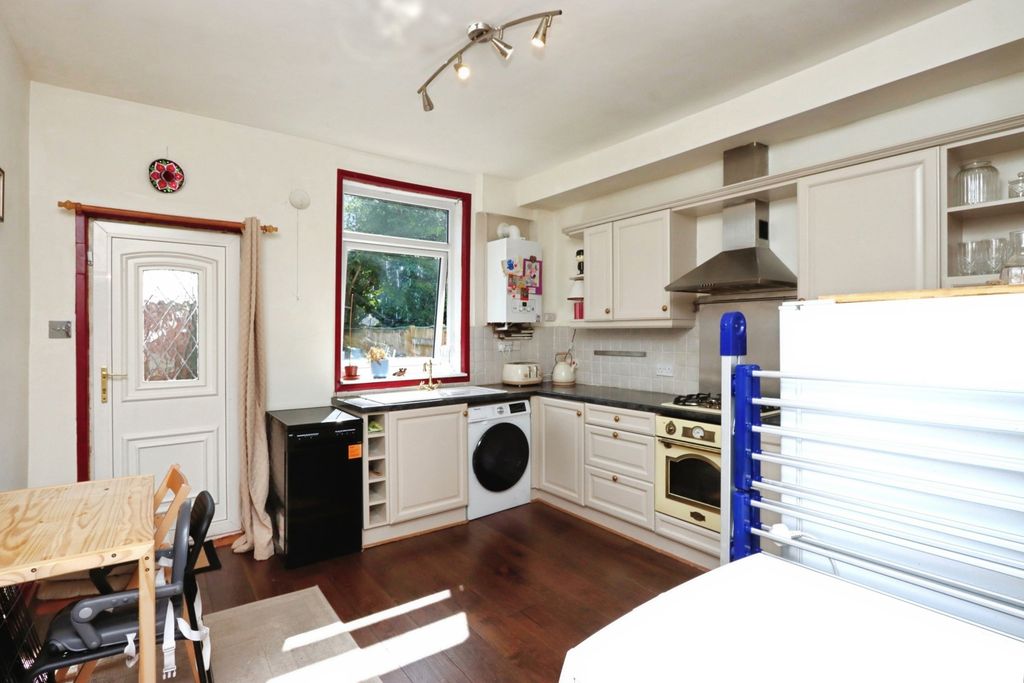 Property photo 3 of 11 Kitchen