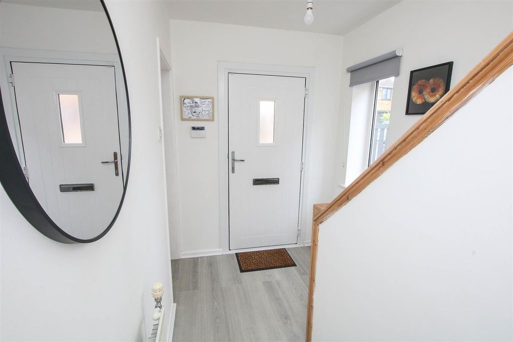Property photo 3 of 21 Entrance Hall