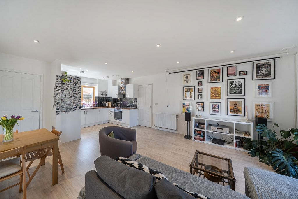 Property photo 2 of 16 1463806-9-6A15Ac7...