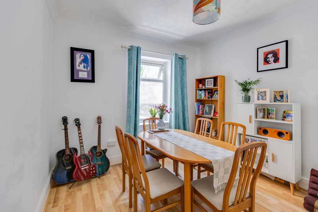 Property photo 3 of 25