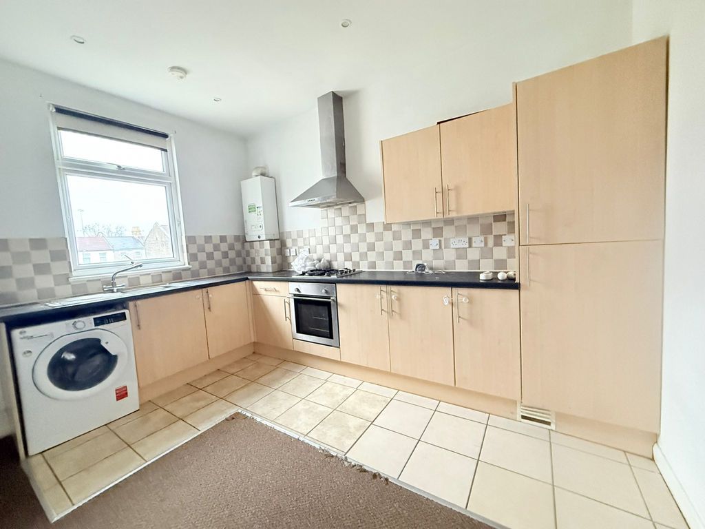 Property photo 1 of 5 Two Bedroom First Floor Flat Close To Ilford High Street- £1850