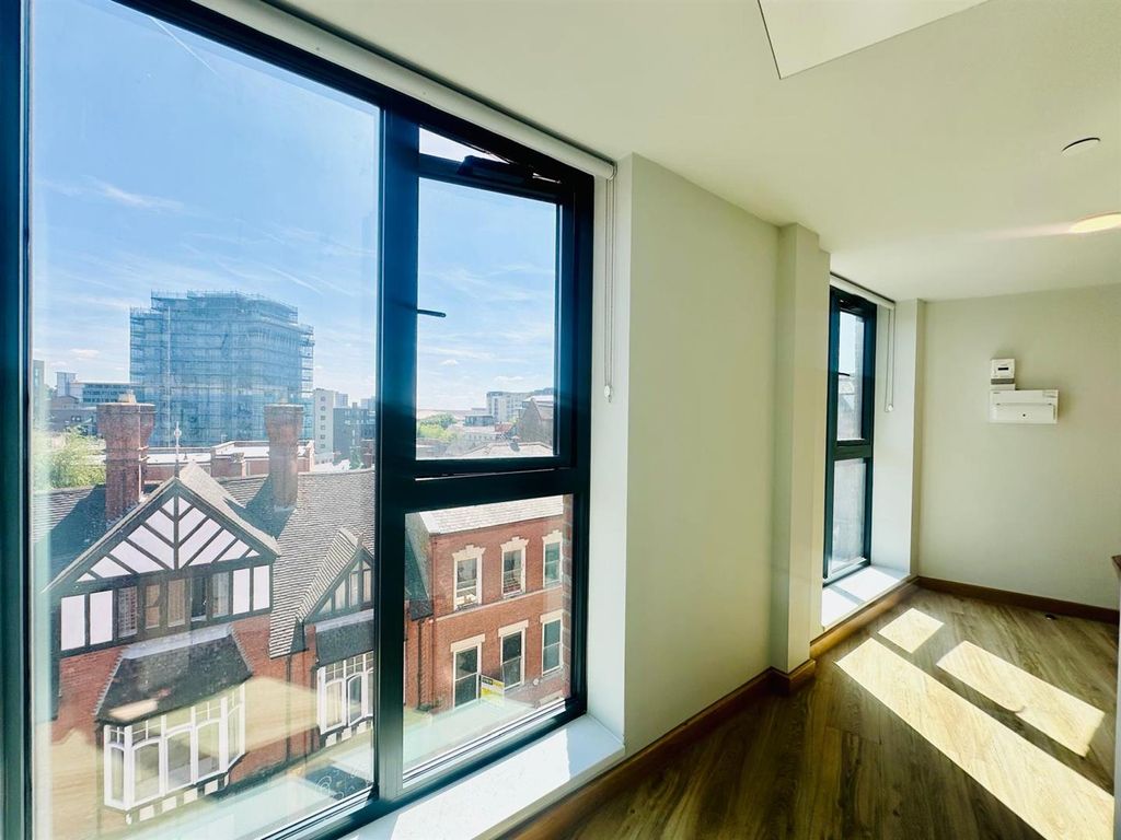 Property photo 3 of 21 Studio