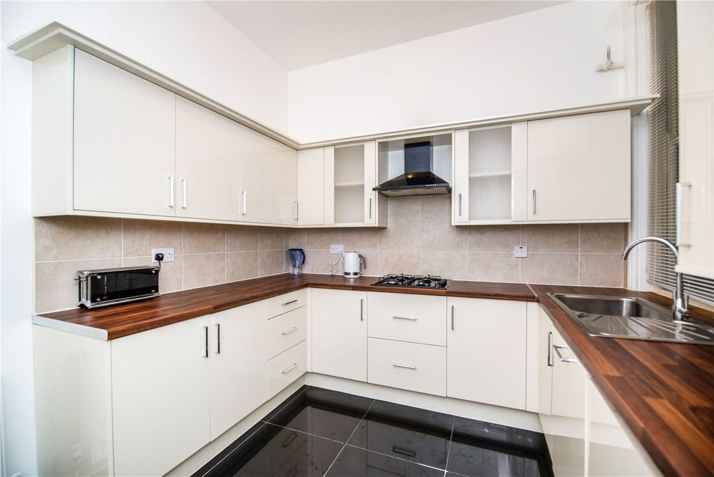 Property photo 3 of 10 Kitchen