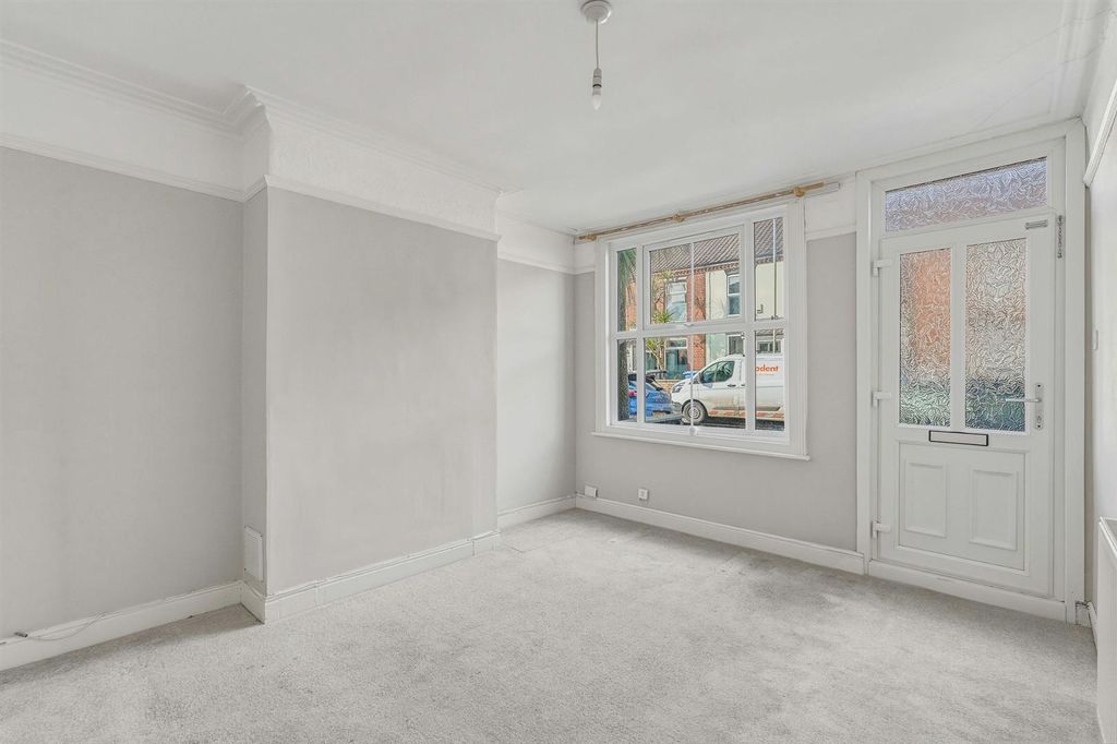 Property photo 2 of 12 Lounge