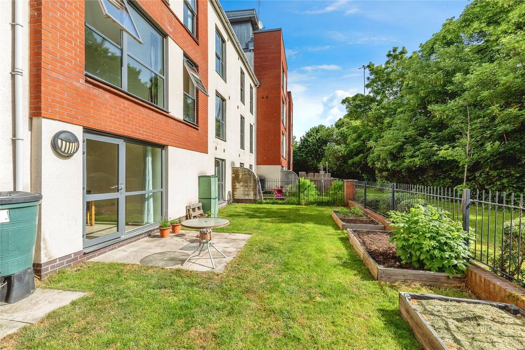 Property photo 2 of 18 Picture No. 16