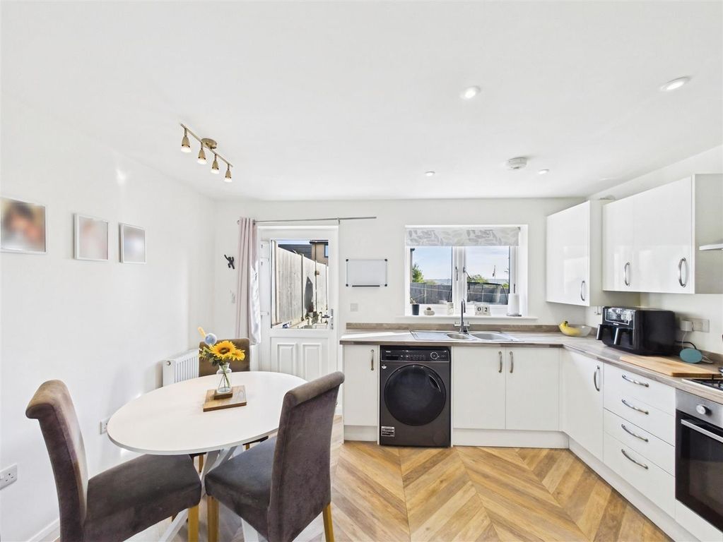 Property photo 3 of 11 Kitchen Diner