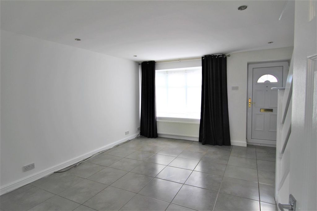 Property photo 2 of 11 6 Truro Close (10).Jpg