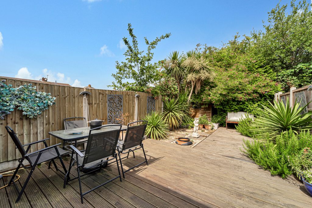 Property photo 2 of 11 Scotts Close 6