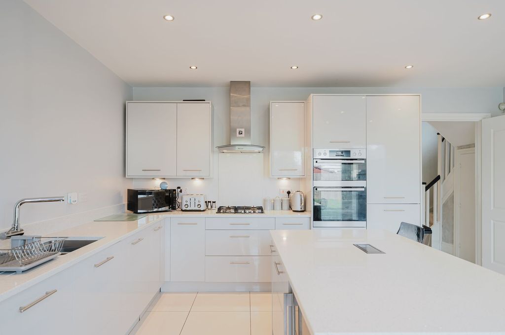 Property photo 2 of 28