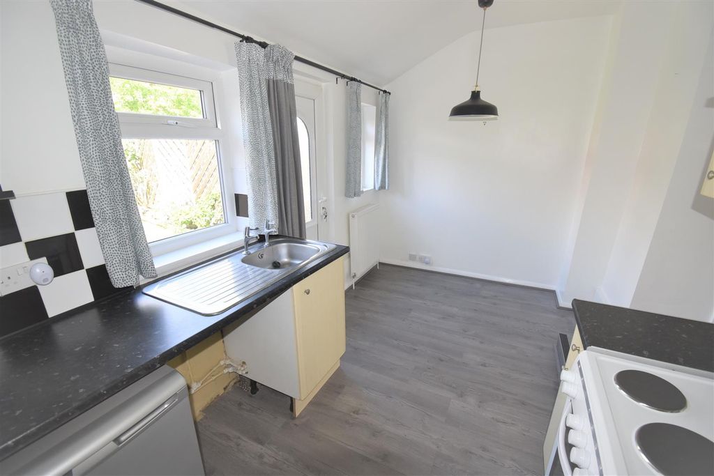 Property photo 3 of 10 Dining Kitchen