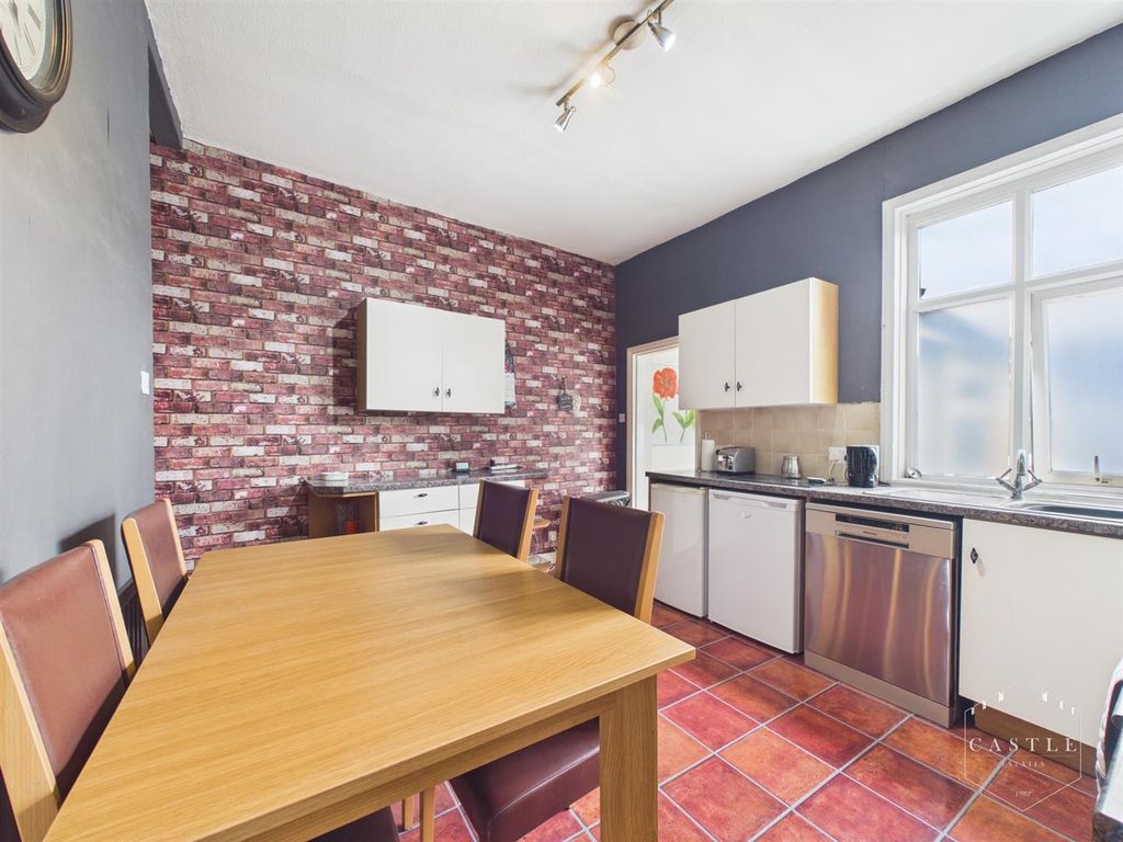 Property photo 3 of 12 Kitchen