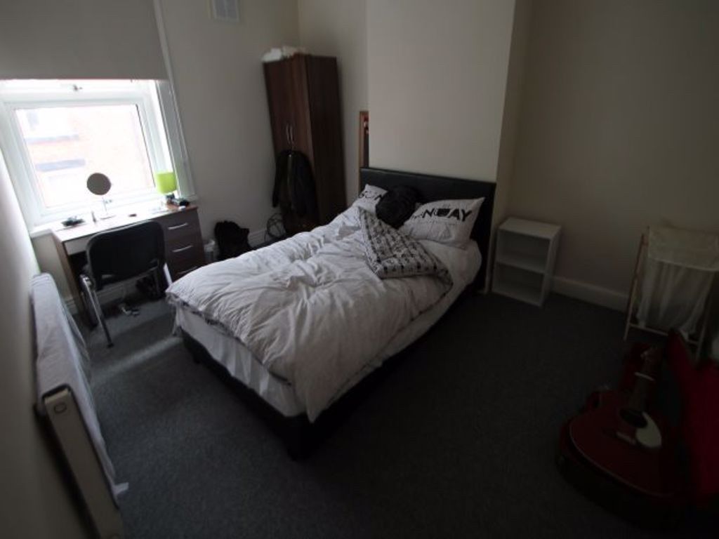 Property photo 1 of 4 A Cozy And Well-Maintained Bedroom Featuring A Com...
