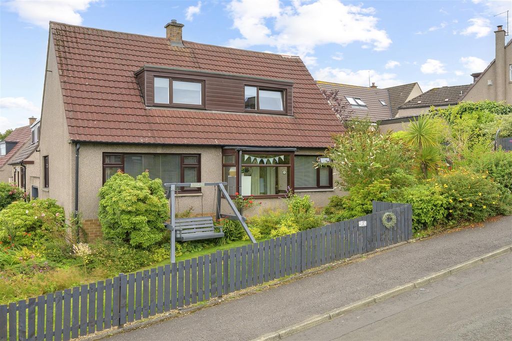 Property photo 1 of 42 2Thimblehallplace002.Jpg