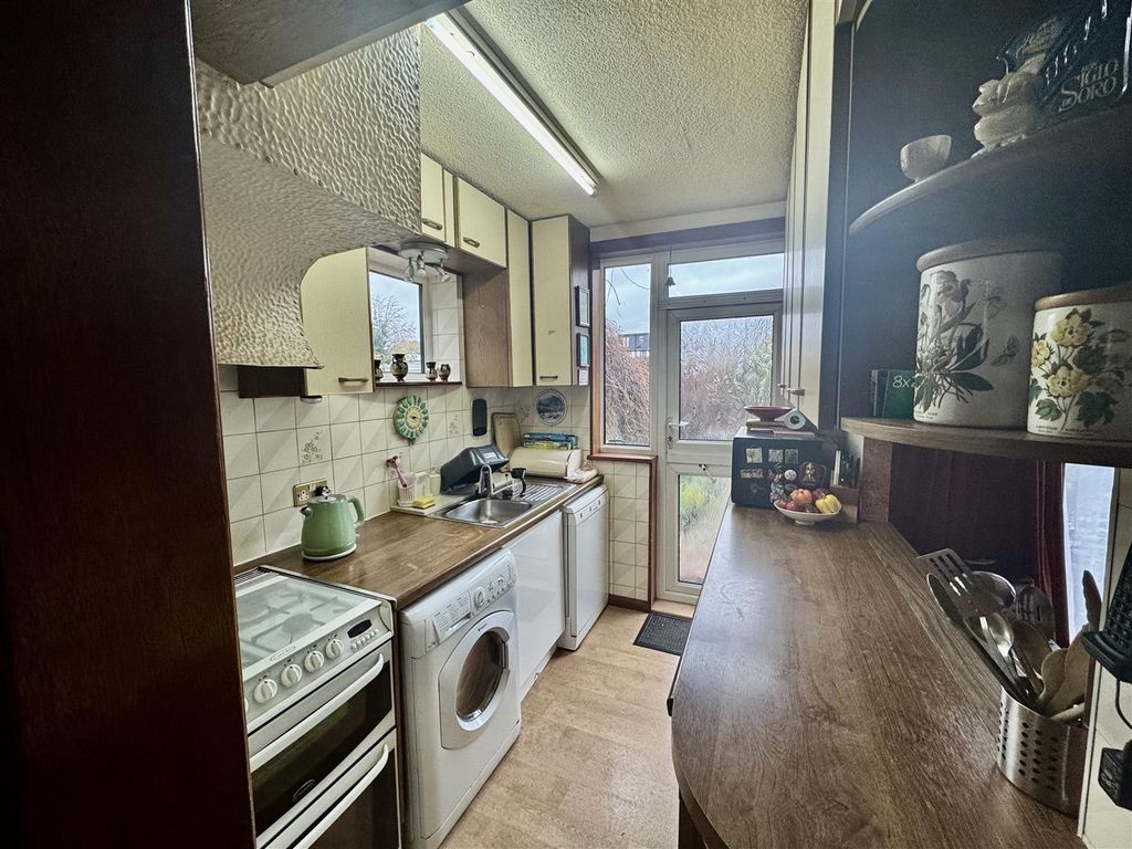 Property photo 3 of 10 Kitchen