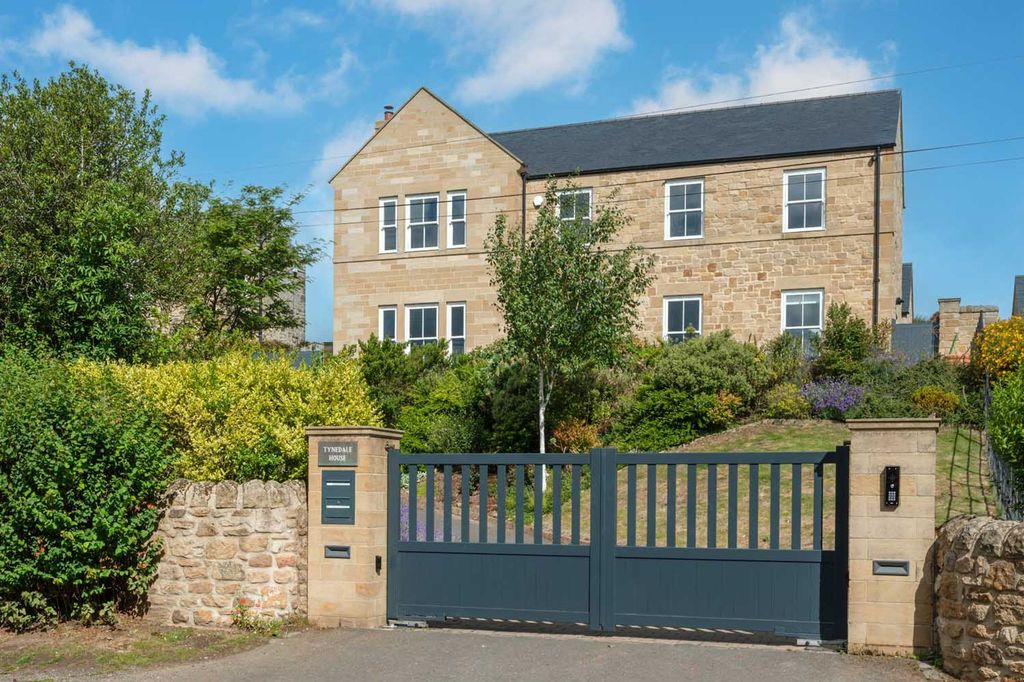 Property photo 1 of 33