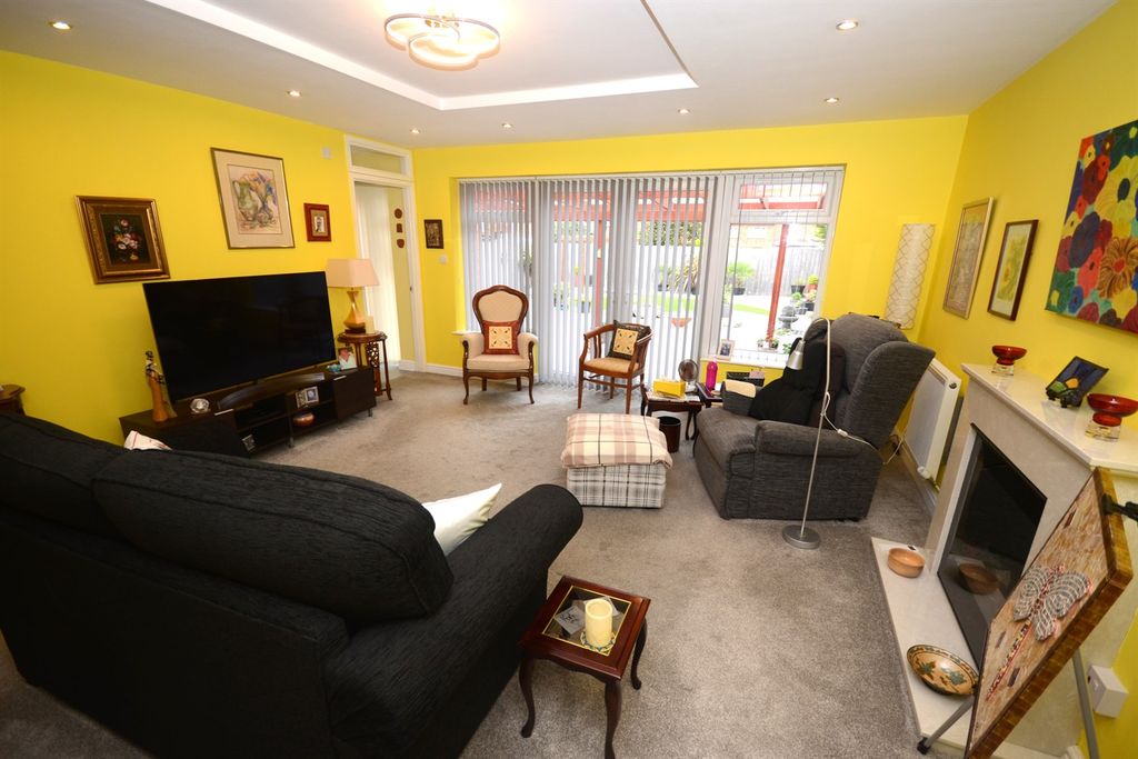 Property photo 3 of 17 Lounge