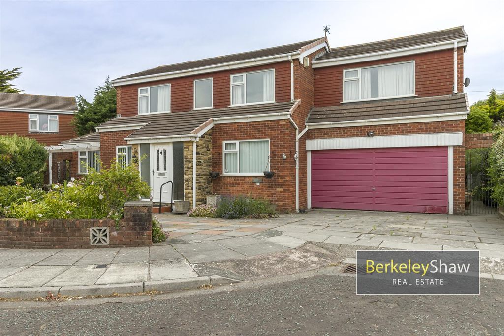 Property photo 1 of 24 Ingle Green, Blundellsands L23