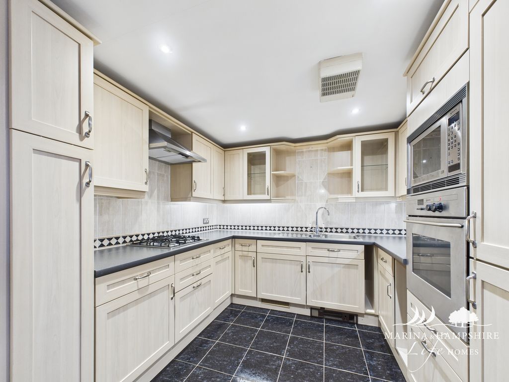 Property photo 2 of 19 Cam03915G0-Pr0023-Still007