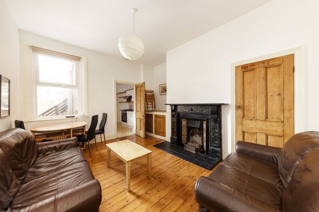 Property photo 1 of 7 87 Grosvenor Road876