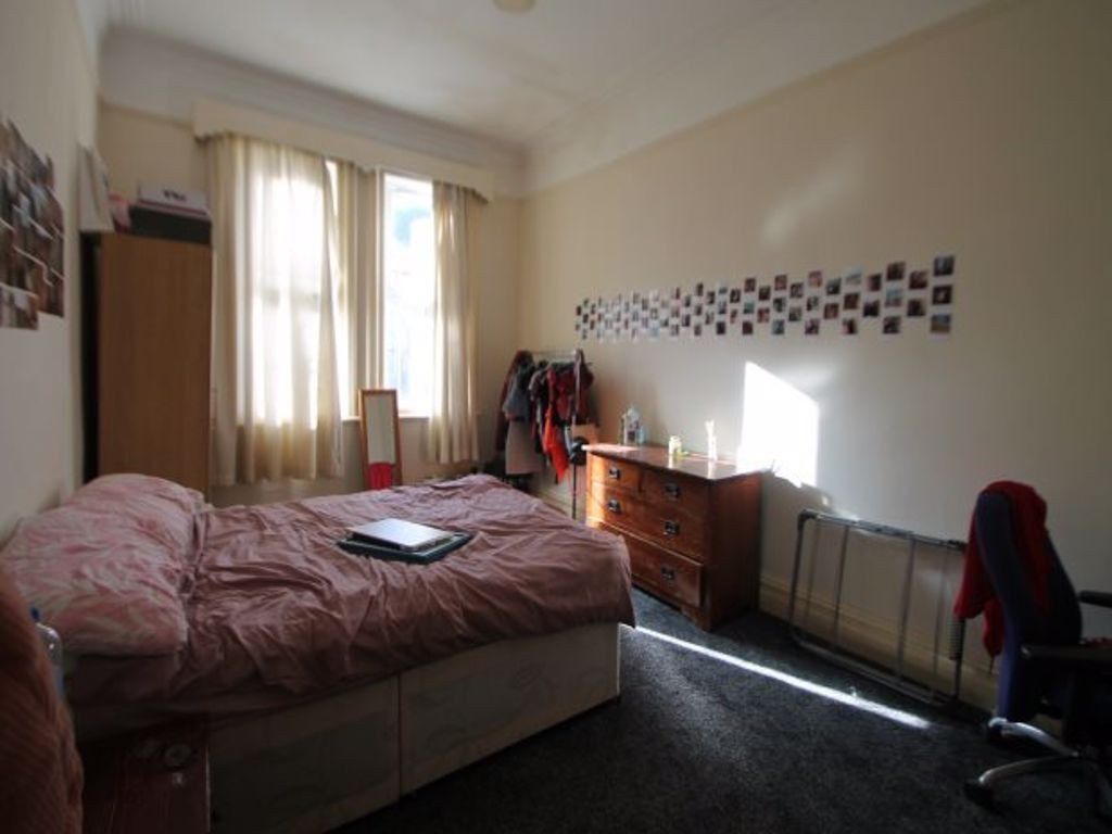 Property photo 3 of 10 A Cozy Double Bedroom Featuring A Comfortable Doub...