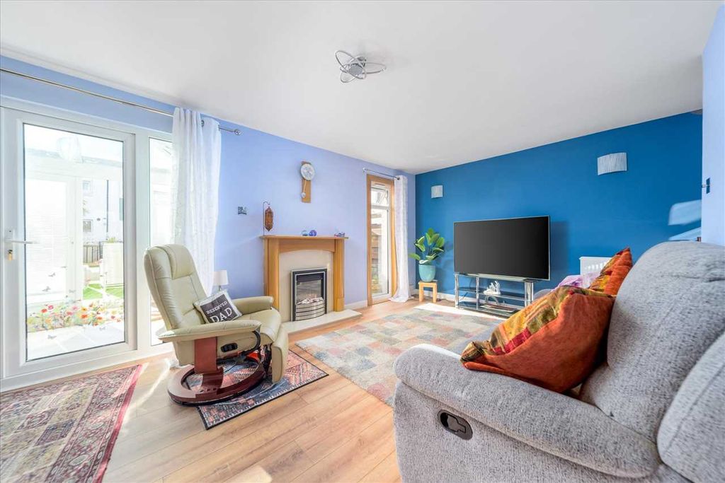 Property photo 2 of 19 Lounge /
