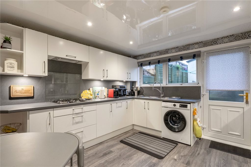 Property photo 3 of 28 Lee Crescent