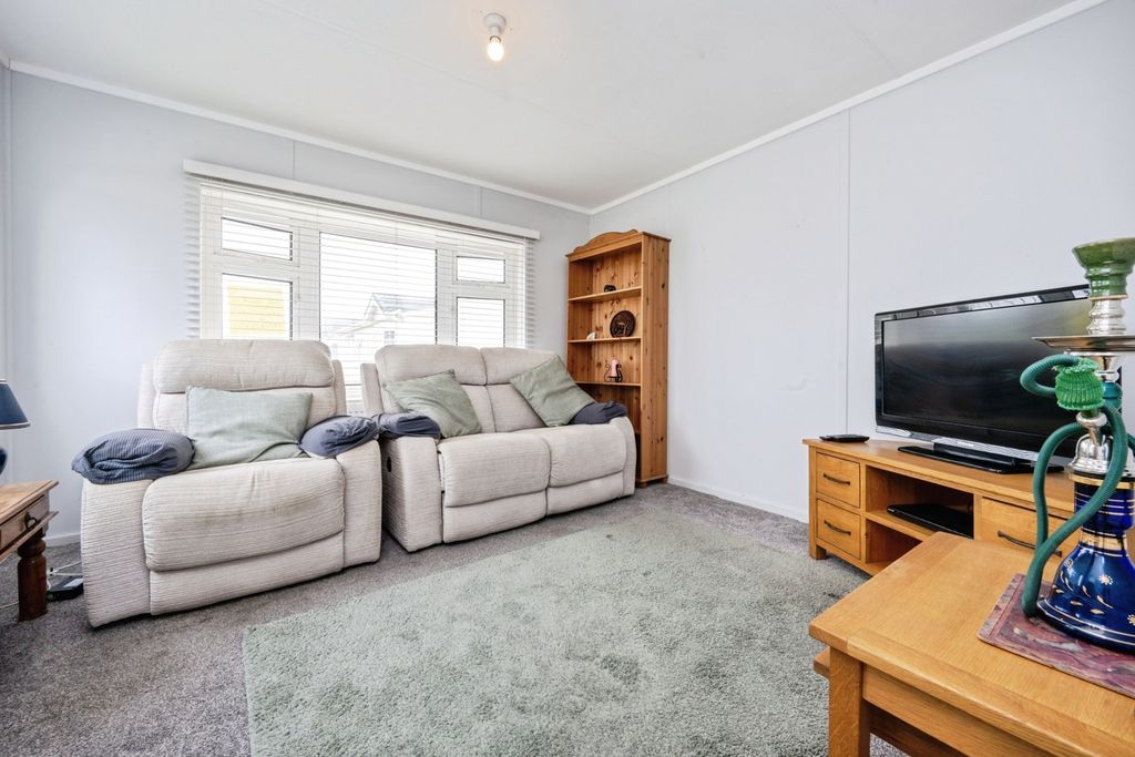 Property photo 3 of 17 Lounge