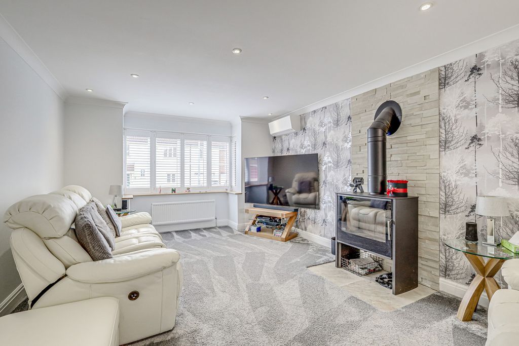 Property photo 3 of 26