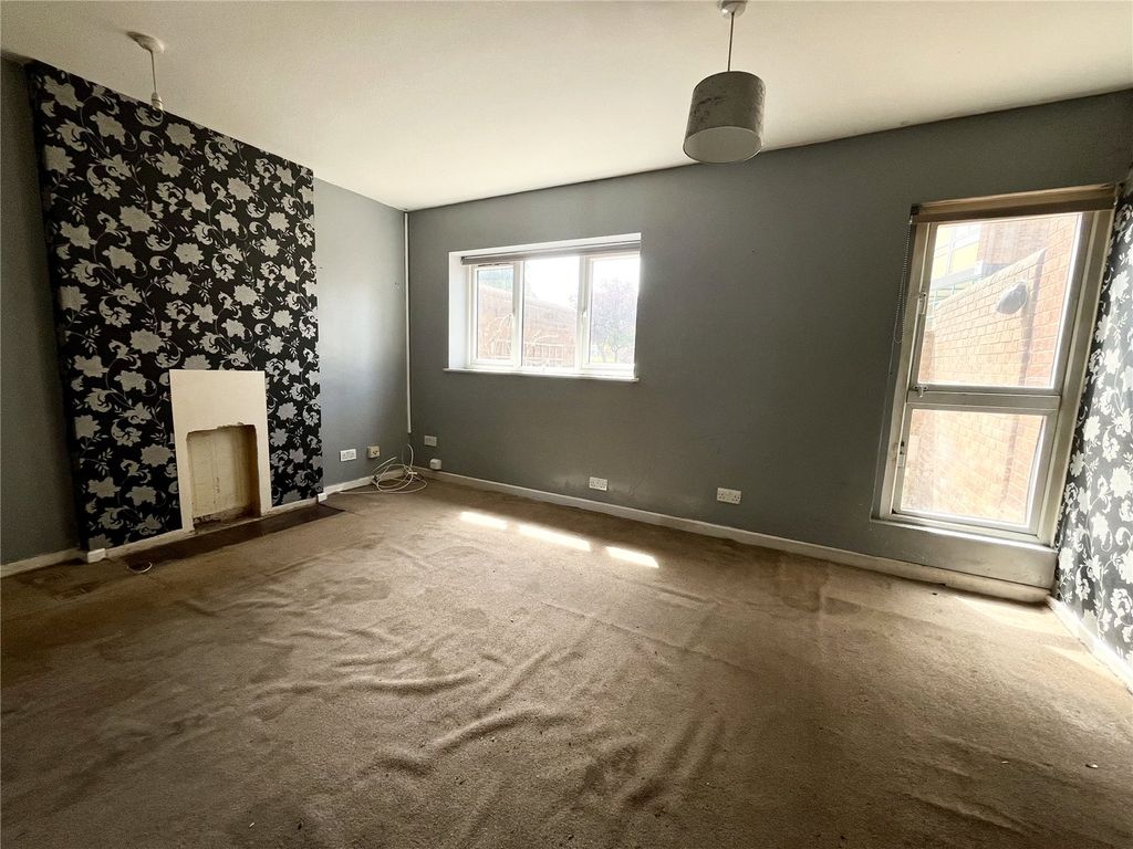 Property photo 3 of 13 Lounge