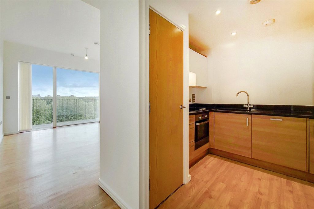 Property photo 2 of 14 Picture No. 21