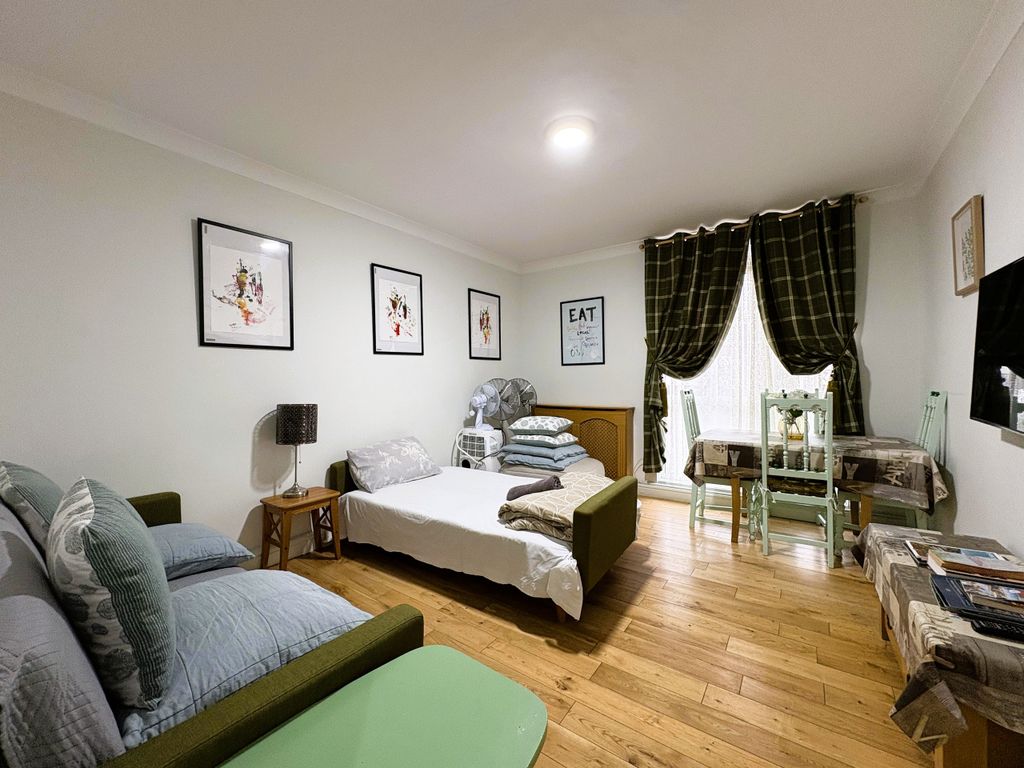 Property photo 3 of 14 Listing_889530_0003_E3558d9B