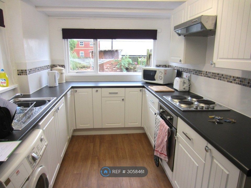 Property photo 1 of 6 The Kitchen - Looking Out Into The Garden