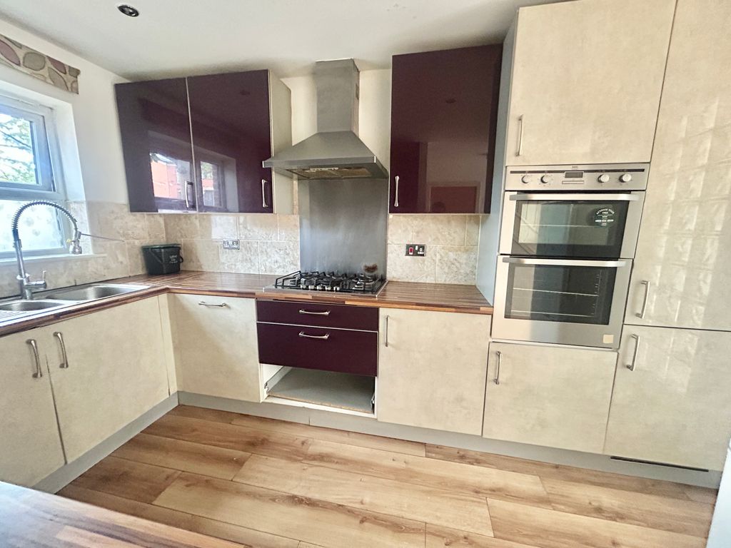 Property photo 2 of 9 Kitchen